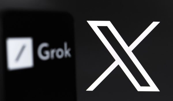 Grok va organiser le fil d’actualité de X, malgré des polémiques persistantes