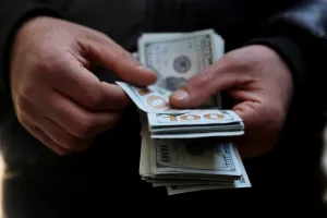 Dólar hoje cai a R$ 4,95, menor valor em mais de 2 anos; no mês, queda foi de 4,4%