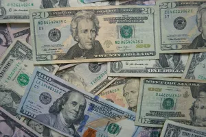 Dólar hoje acelera ganhos e supera R$ 5 após decisão do Fed
