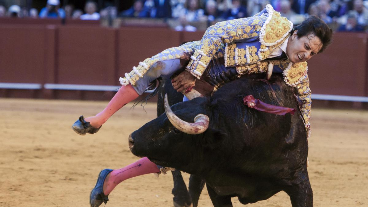 Dramática cogida a Roca Rey al entrar a matar al quinto toro, al que corta dos orejas
