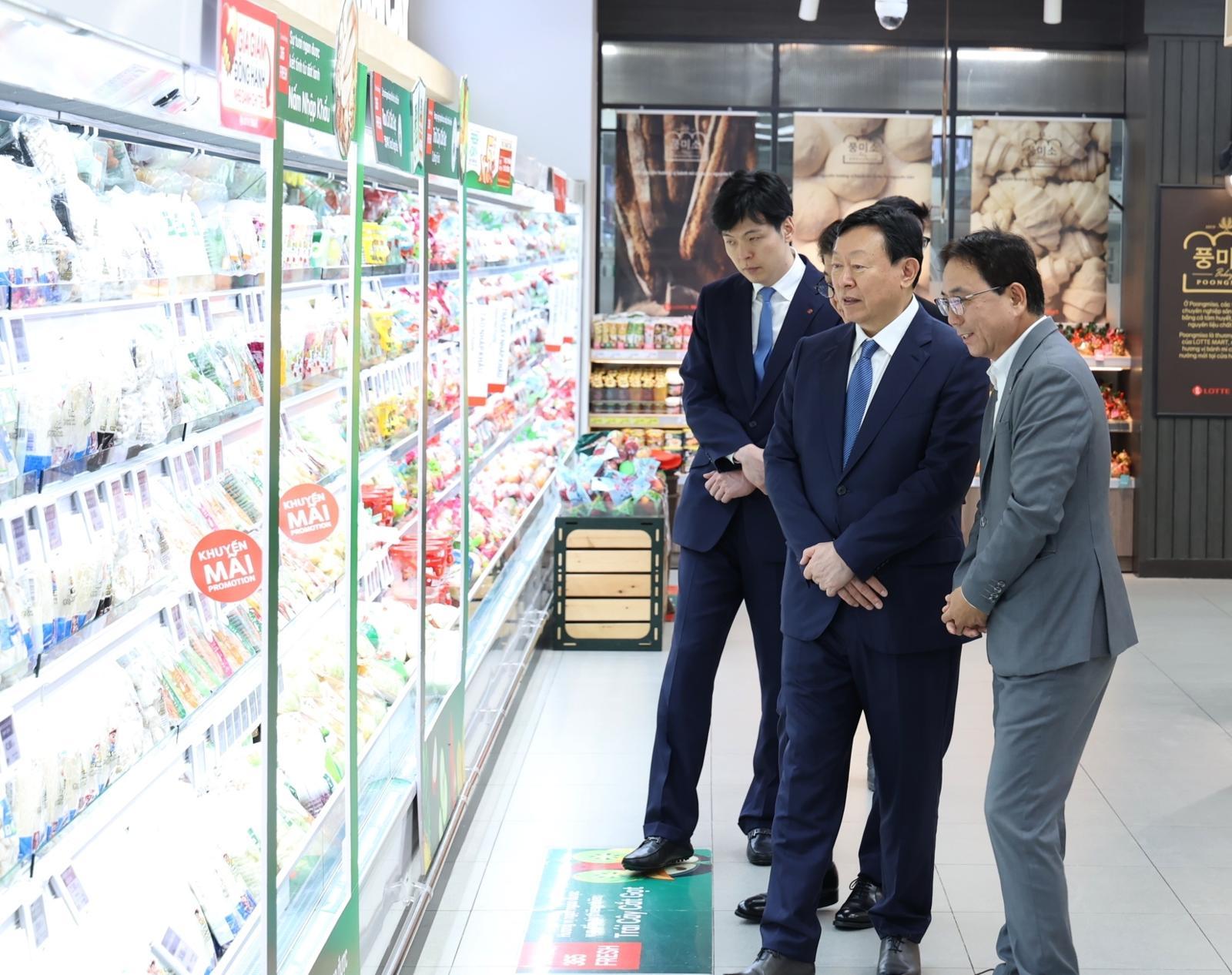 베트남 찾은 신동빈 롯데 회장 “신사업 개척 힘써달라”