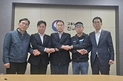 (LEAD) Unionized cargo workers, BGF Logis reach tentative agreement after fatal truck accident