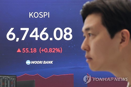 Seoul shares up late Thurs. morning on robust tech earnings