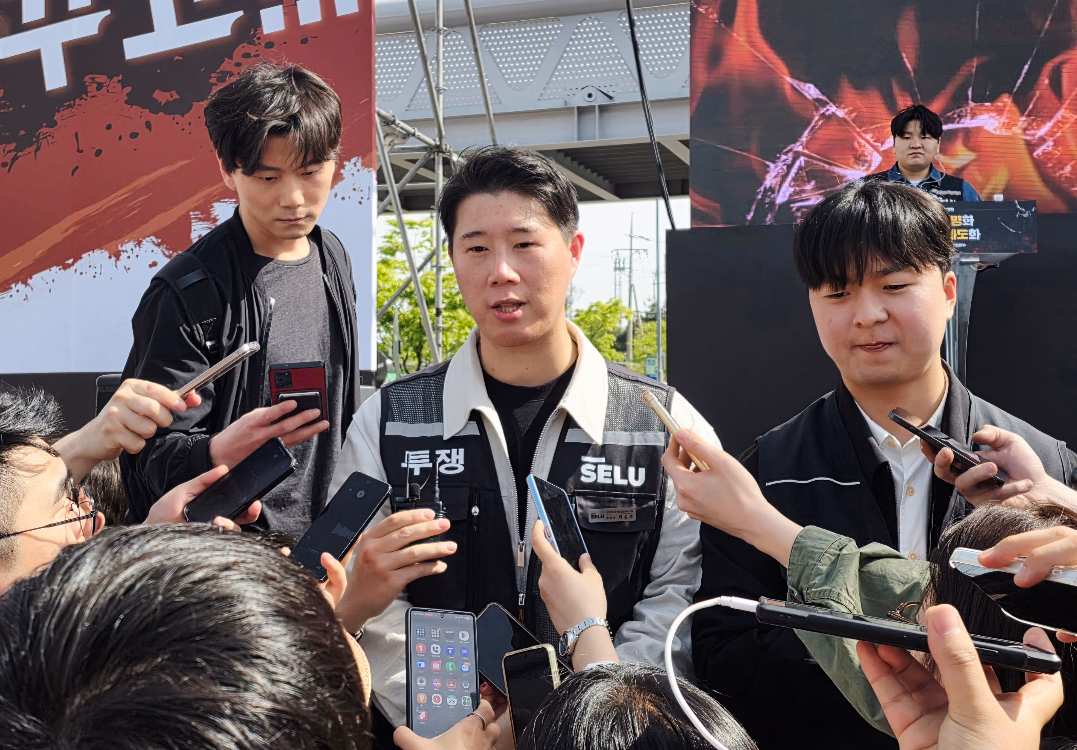 45조원 요구하며 총파업 경고한 삼성 노조위원장, 해외로 휴가