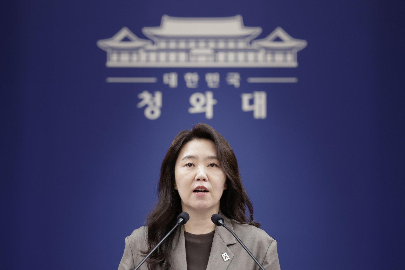 靑 “대통령 ‘소풍’ 발언, 교사 두텁게 보호하자는 것…구체적 개정안 마련할 예정”