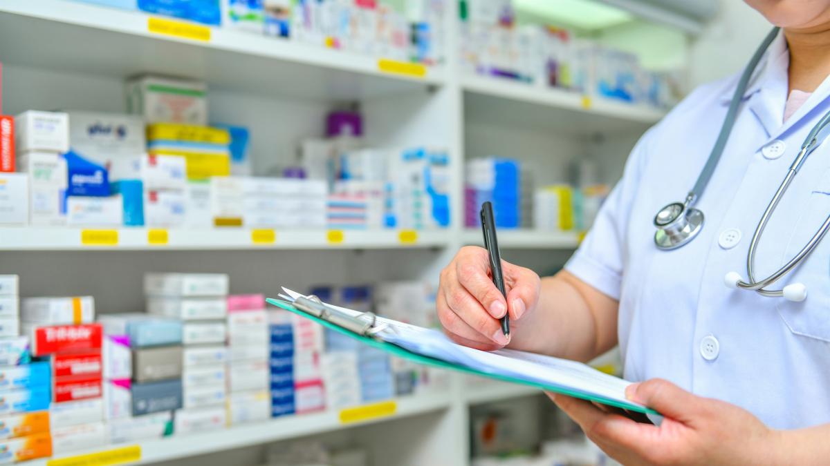 Las farmacéuticas alertan de riesgo de desabastecimiento en medicamentos esenciales como el ibuprofeno o paracetamol