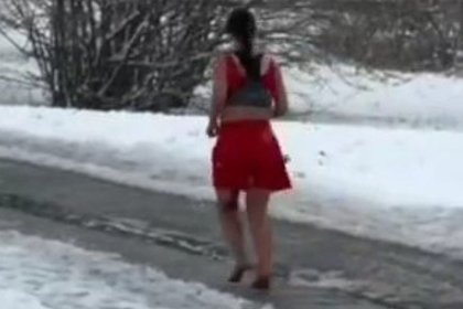 Москвичка решила пробежаться босиком по заснеженному городу и попала на видео