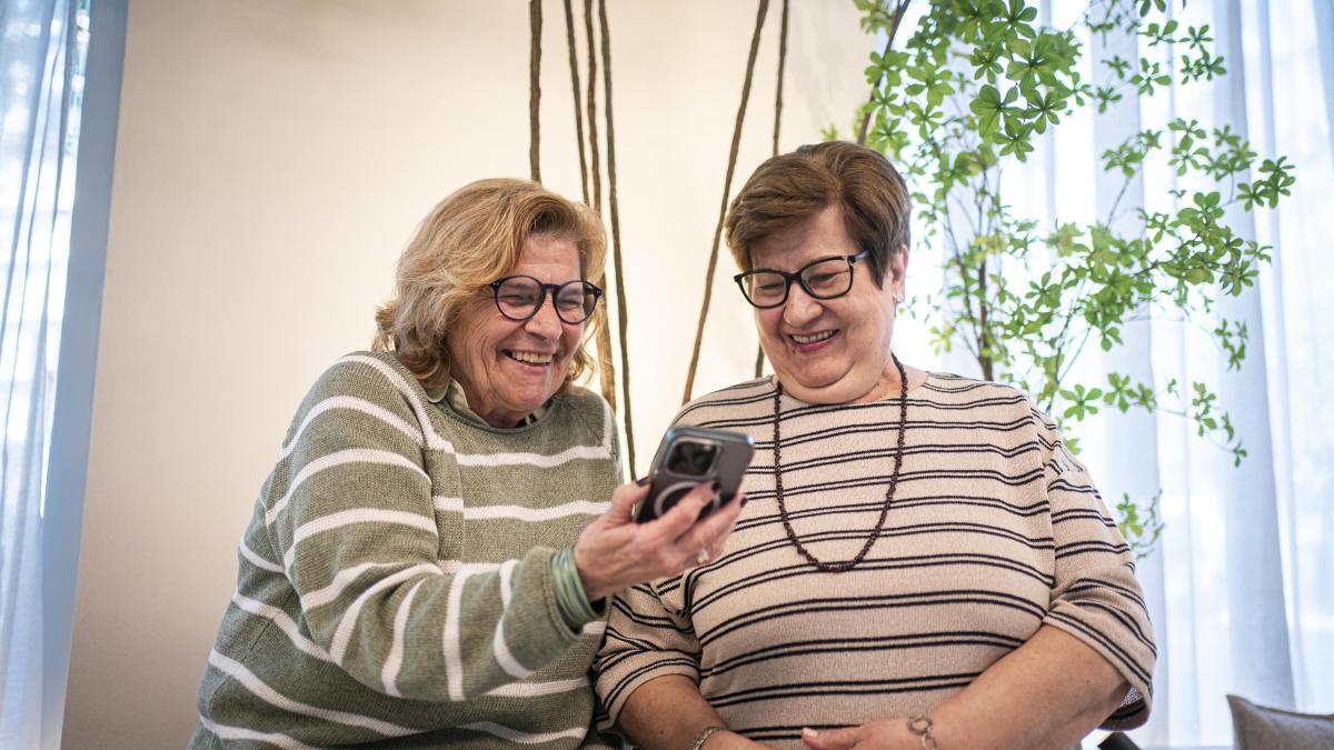 “Trabajamos para recordar”. El reencuentro de Rosa y Montse 30 años después en un taller de memoria