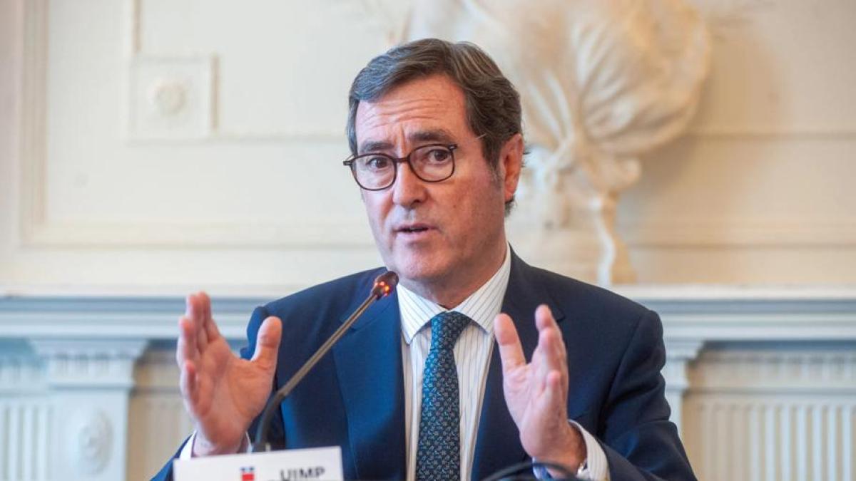 Los empresarios rechazan la política migratoria de PP-Vox // El pacto extremeño amenaza inversiones en renovables