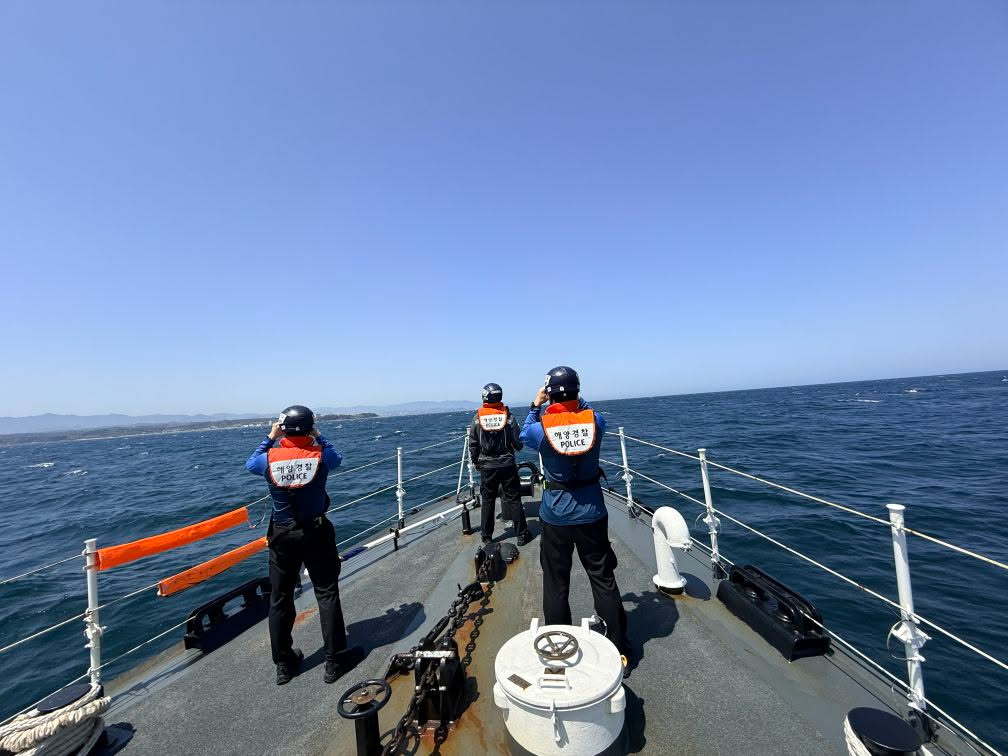 “살았다” 울진 앞바다서 실종 다이버, 12시간 표류 끝 구조