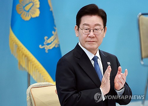 Lee touts hunt for hidden overseas assets, calls for 'tax justice'