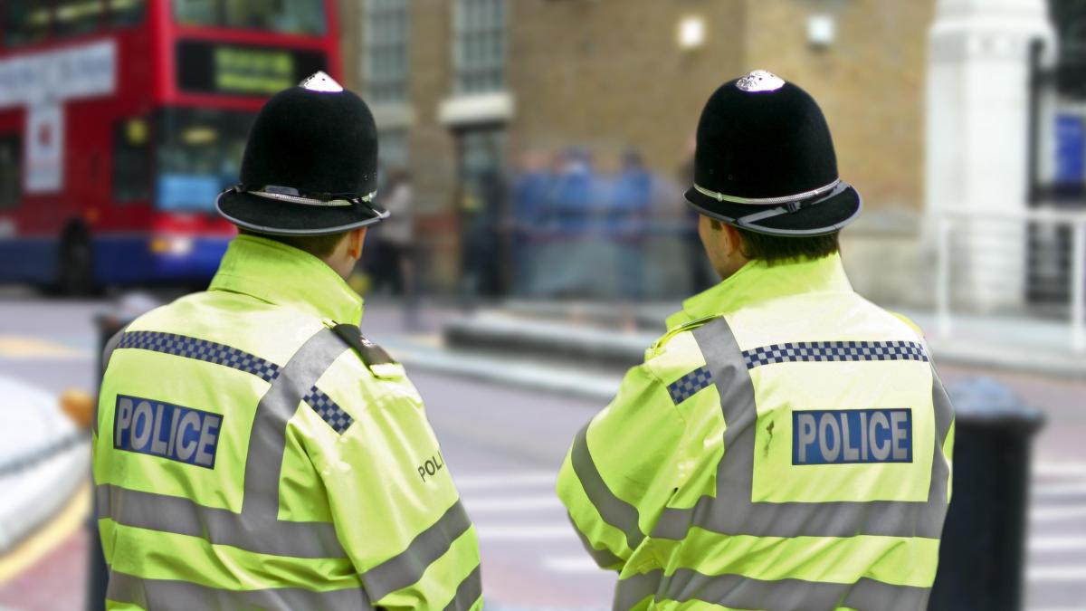 Los británicos blancos quieren policía en los institutos, pero los inmigrantes no