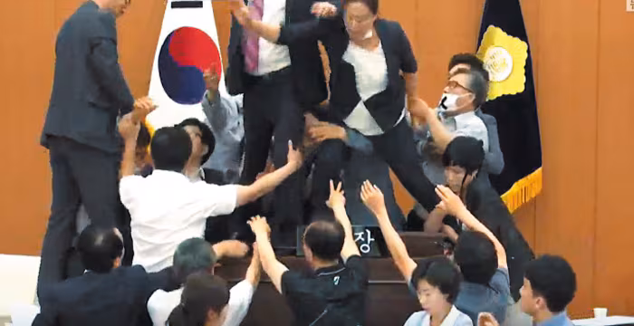 구의장 자리 놓고 ‘4대5 패싸움’… 술먹다 시비, 출동 경찰 폭행도