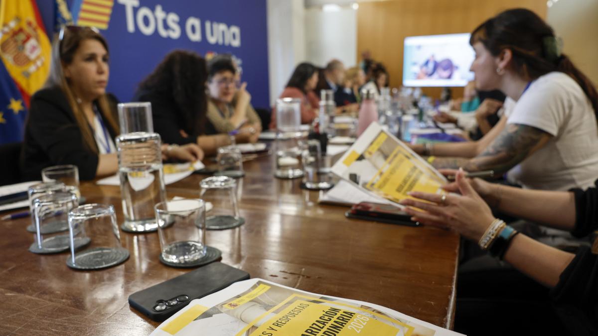 València contratará personal para aligerar las colas por la regularización de inmigrantes