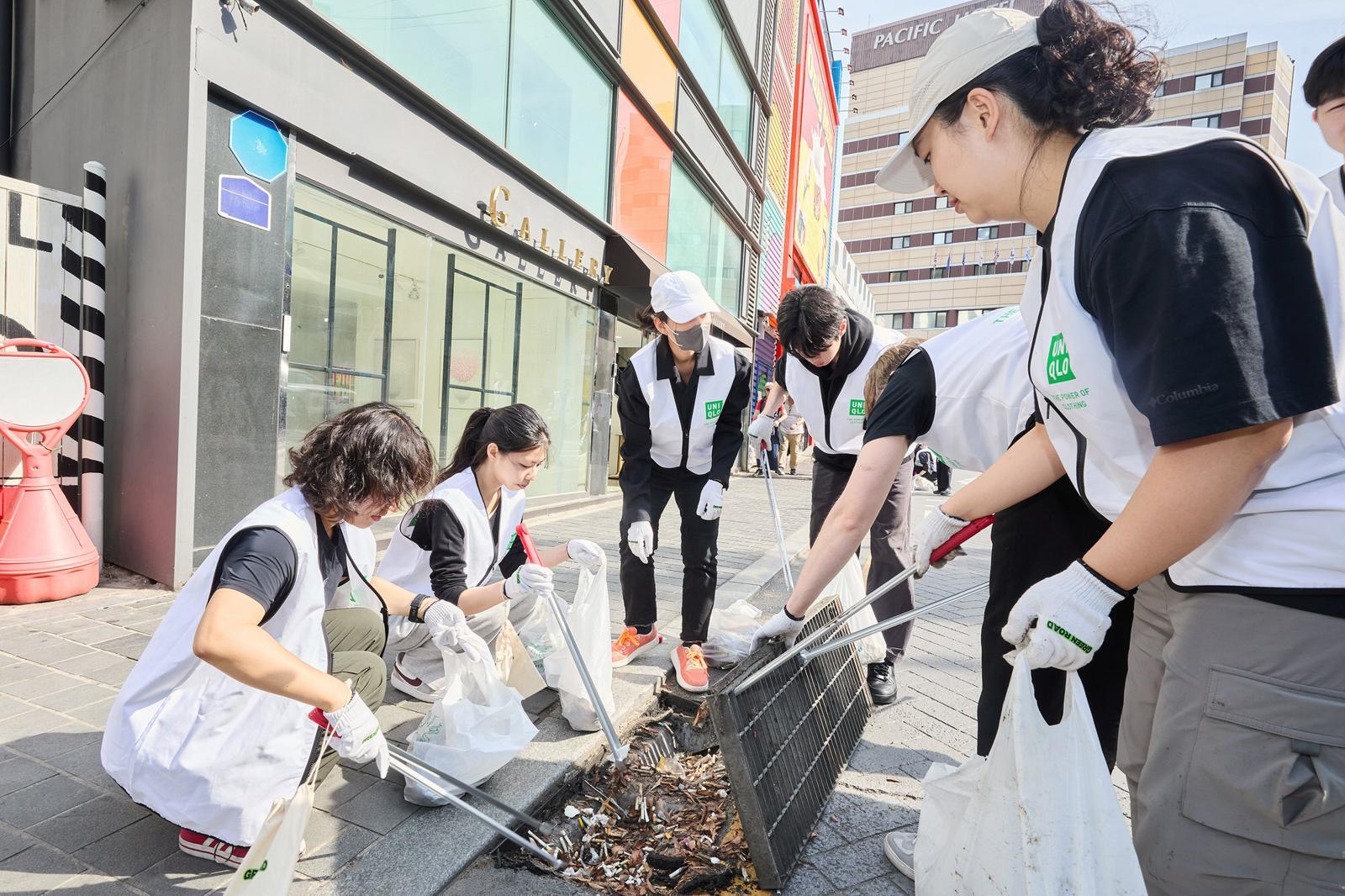 [포토]“빗물받이 안에 쌓인 담배꽁초도 쏙” …유니클로, 명동 일대 쓰레기 수거 활동