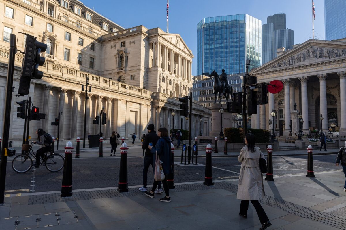 Bank of England Holds Rates as Officials Consider Hikes Ahead