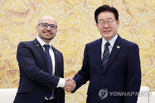 Lee, Google DeepMind CEO discuss responsible use of AI