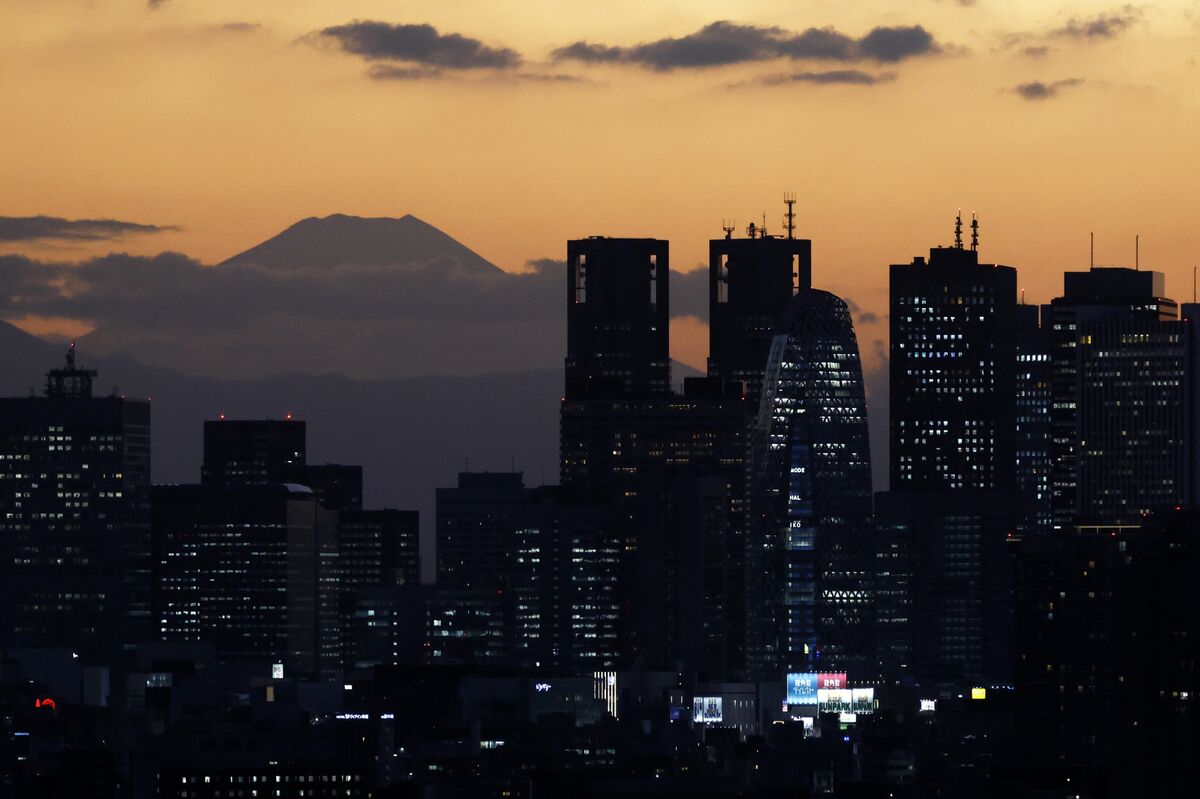 Yield Outlook Makes Japan’s Life Insurers Go Slow on JGBs