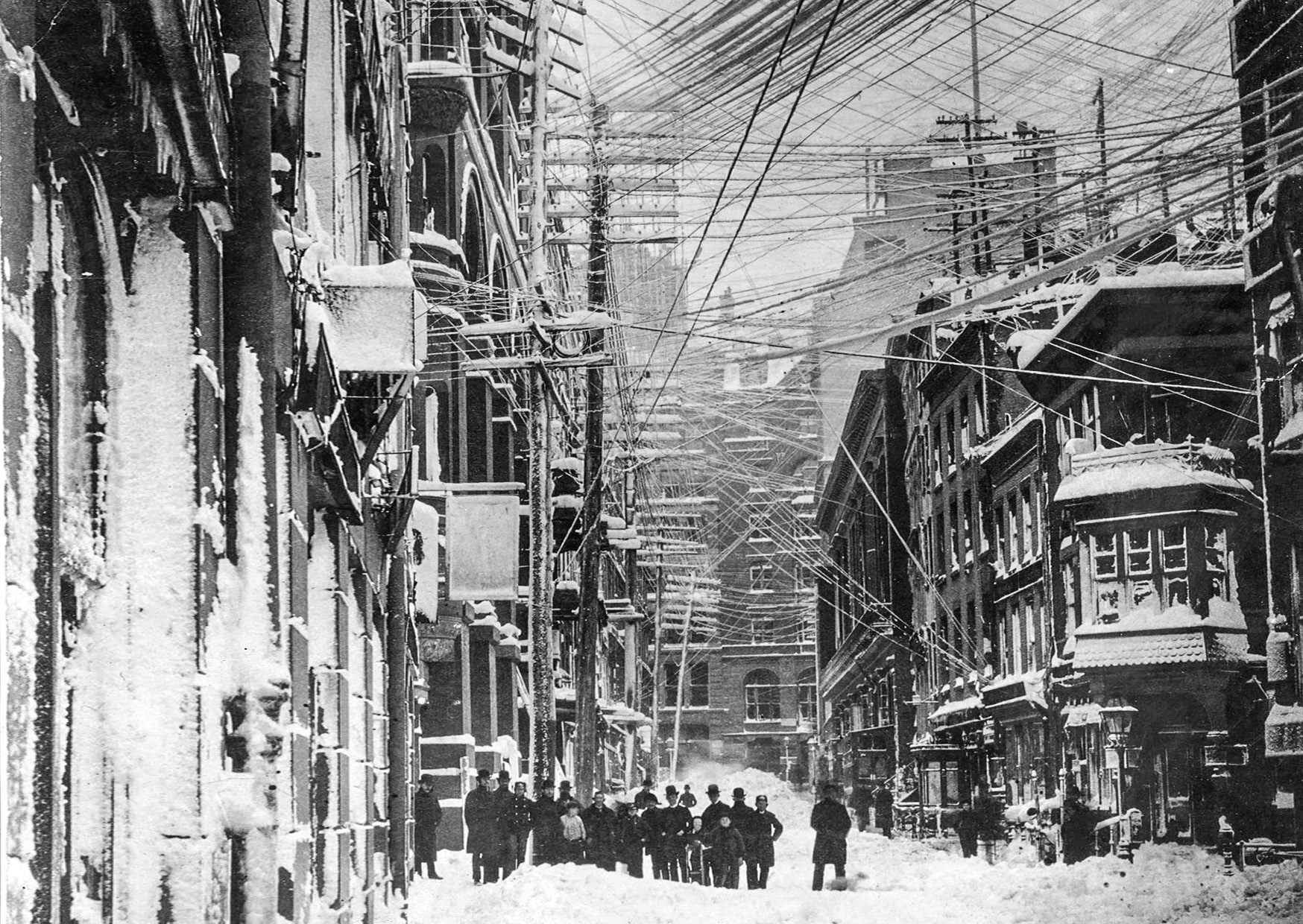 Опасный ток: как плакаты и карикатуры поддерживали страх и что за ним стояло