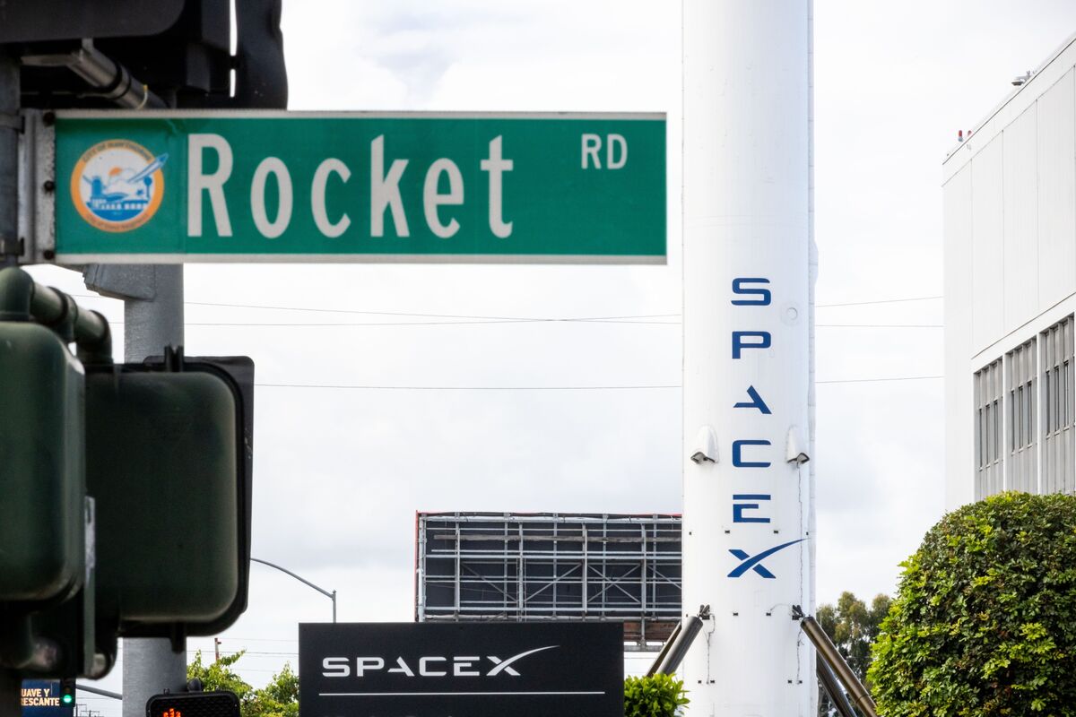 Funds Pitching SpaceX Rush to Lure Retail Investors Before IPO