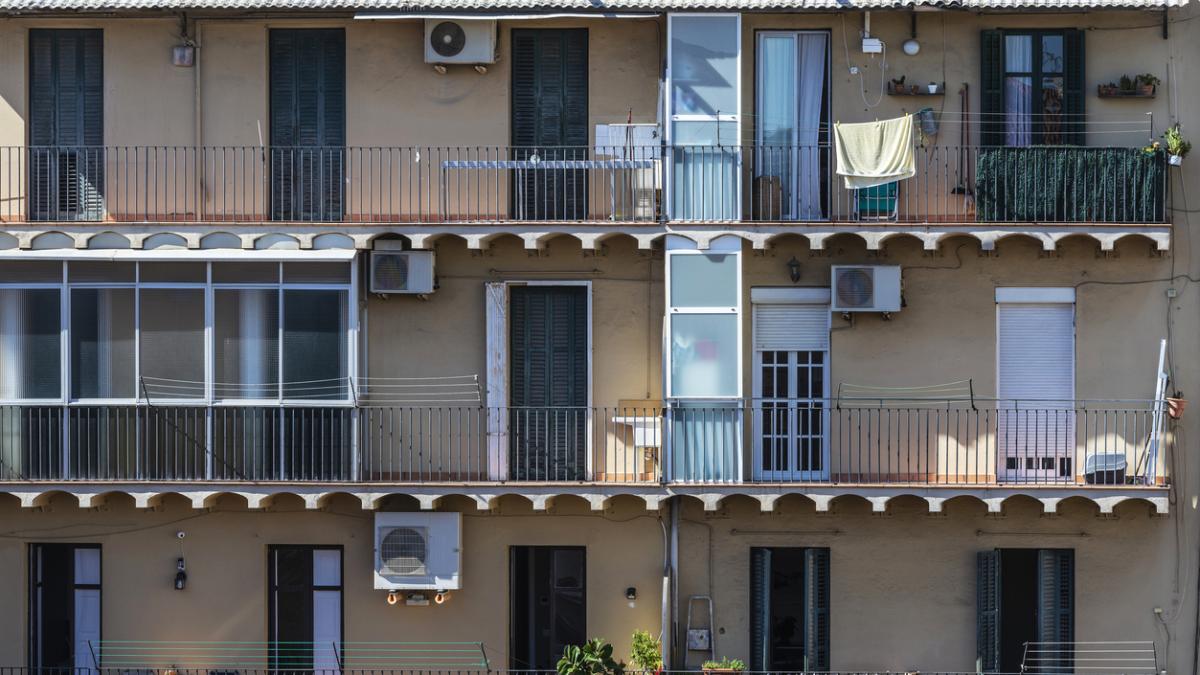 No puedes instalar el aire acondicionado en la fachada aunque sea tu piso (y pueden obligarte a retirarlo si ya lo tienes): esto dice la ley