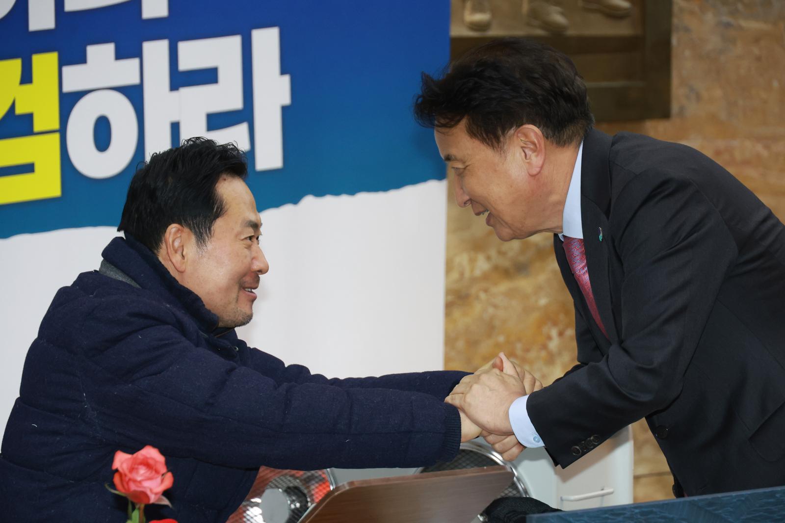 장동혁, 김영환에 “지난한 시간에 마음의 빚 커”