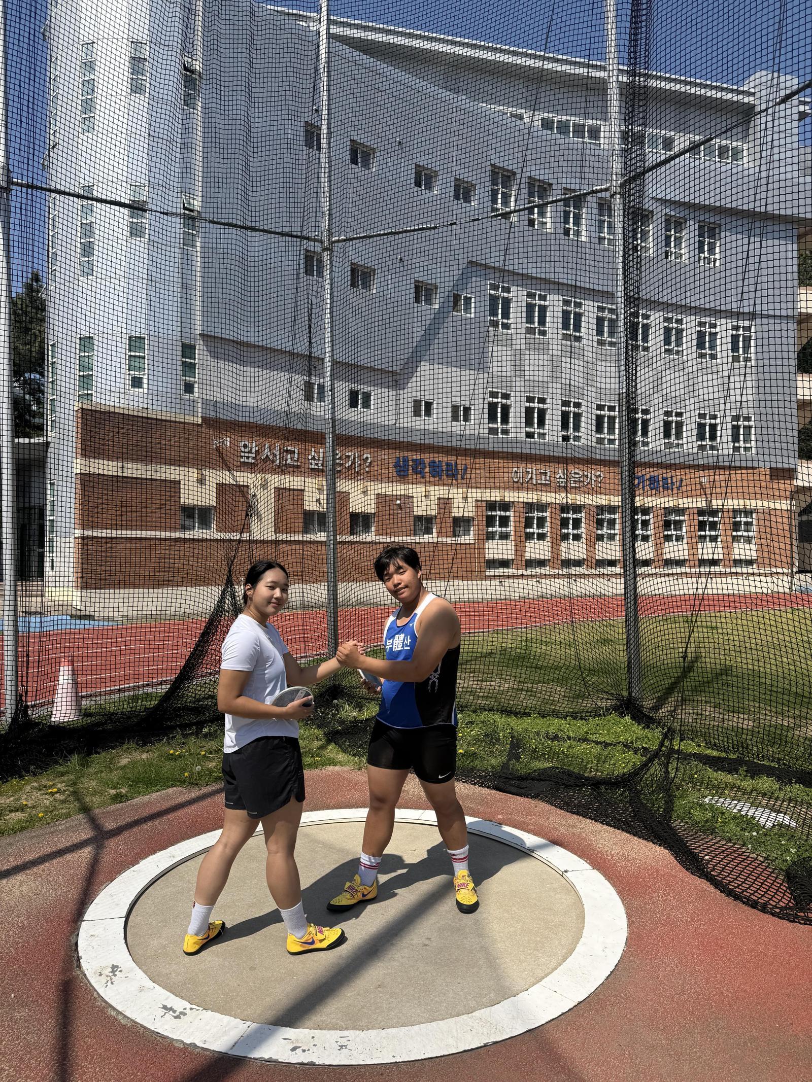 같은 종목에서 함께 정상…원반던지기 부산 10대 남매 전국대회 금메달