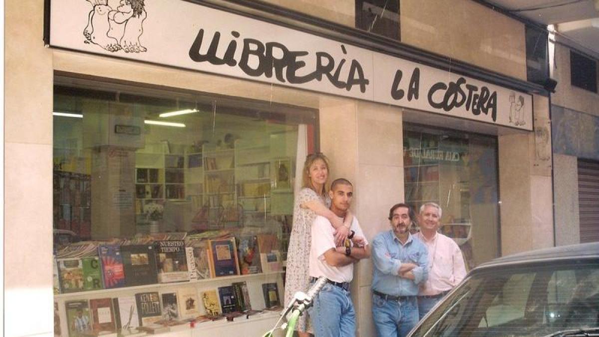 Medio siglo de una librería valencianista de referencia que incluso sobrevivió a un atentado