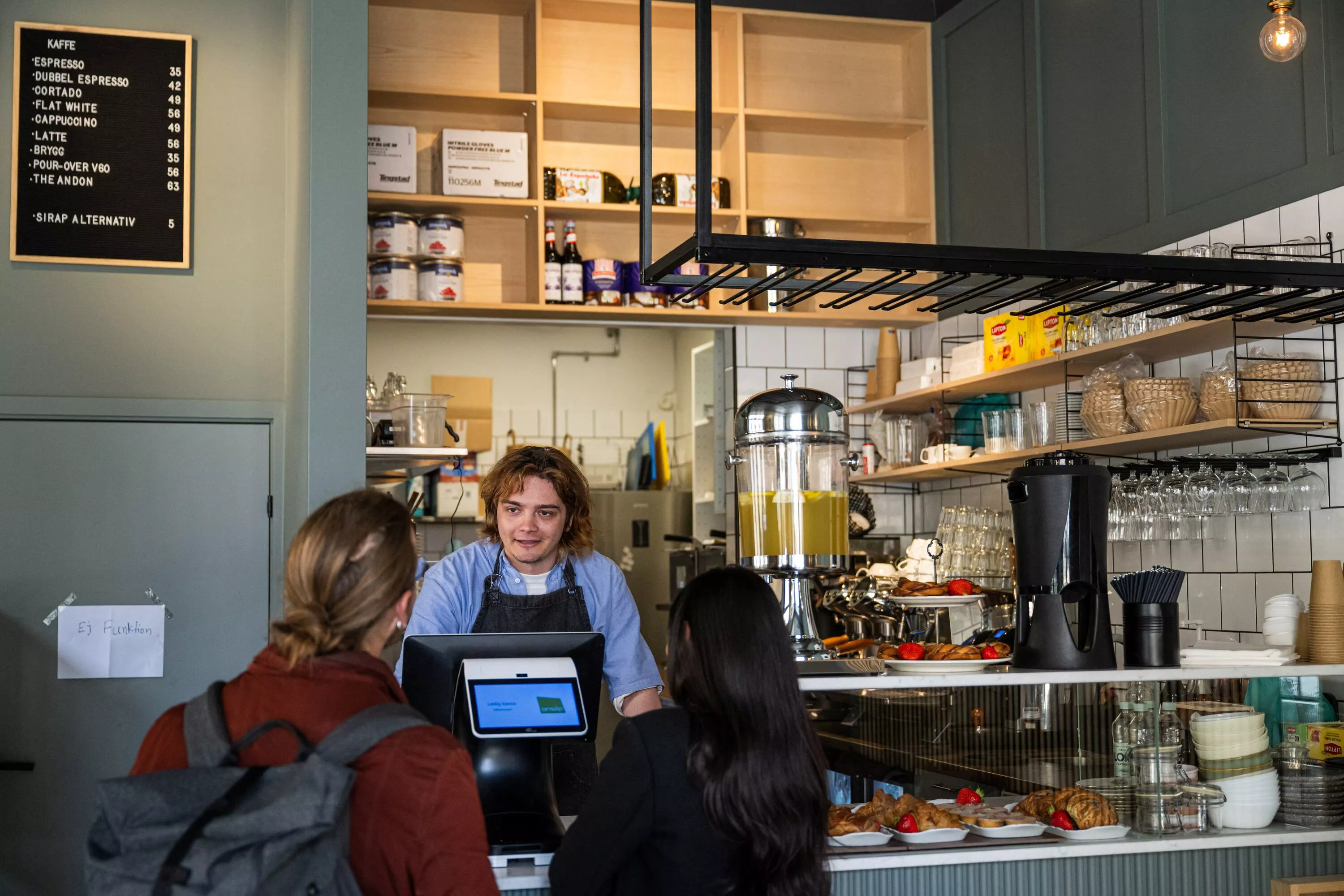 «Nous voulons tester avant que ce ne soit une réalité» : un café entièrement dirigé par une IA ouvre à Stockholm