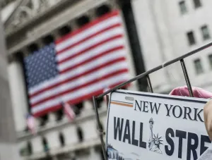 Bolsas de NY fecham sem direção com guerra e balanços; S&P 500 renova recorde