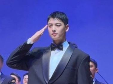 차은우, 탈세 의혹 후 모습 포착…군악대 행사서 경례