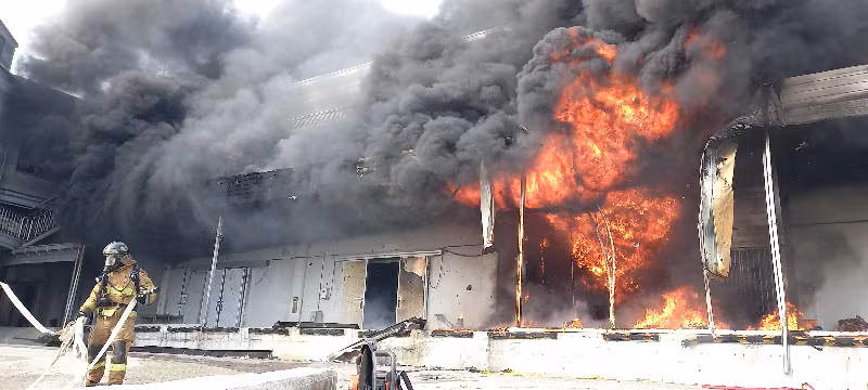 “토치로 페인트 벗겨라”...냉동창고 화재로 소방관 2명 숨지게 한 업체 대표 구속