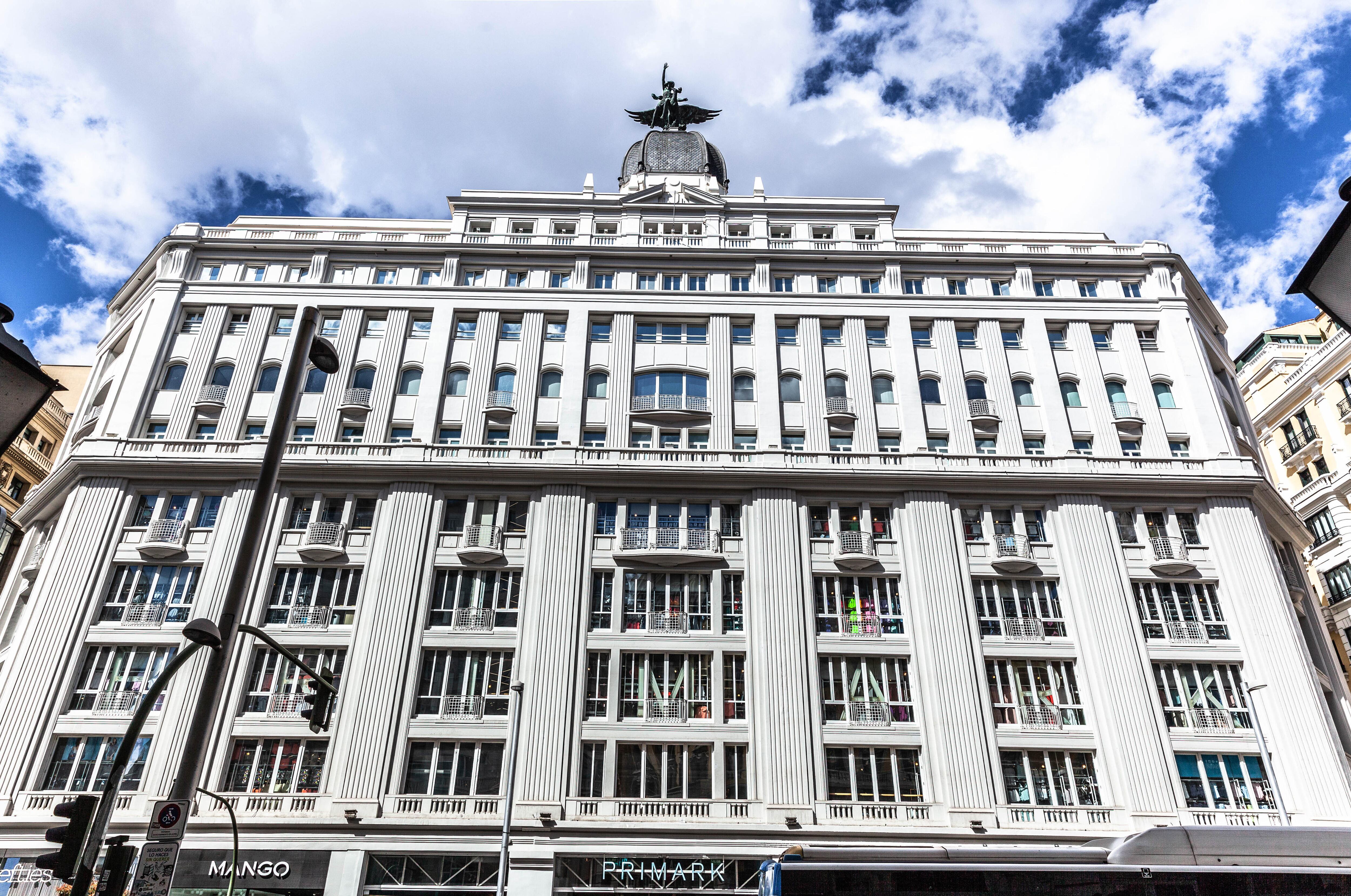 Estas son las 16 joyas de la corona de Amancio Ortega, en imágenes: de la Torre Picasso a la sede de Amazon