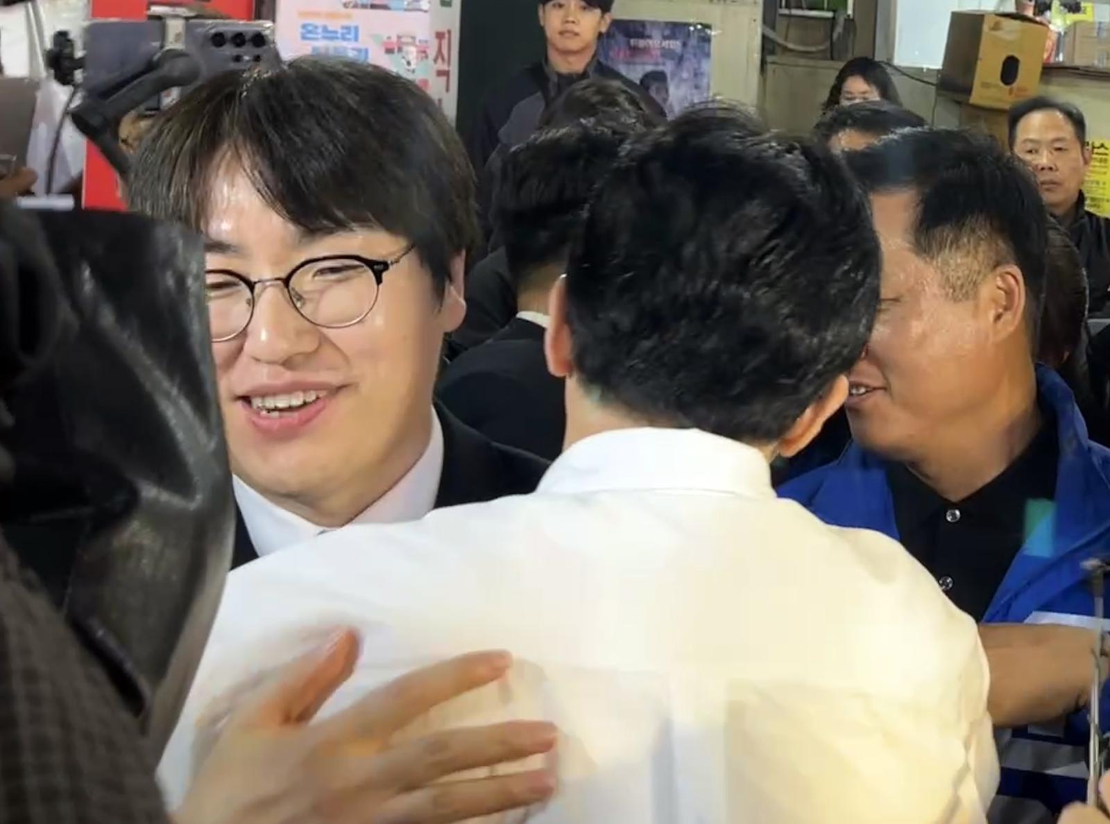 부산 시장서 마주친 하정우·한동훈 “파이팅입니다” 격려