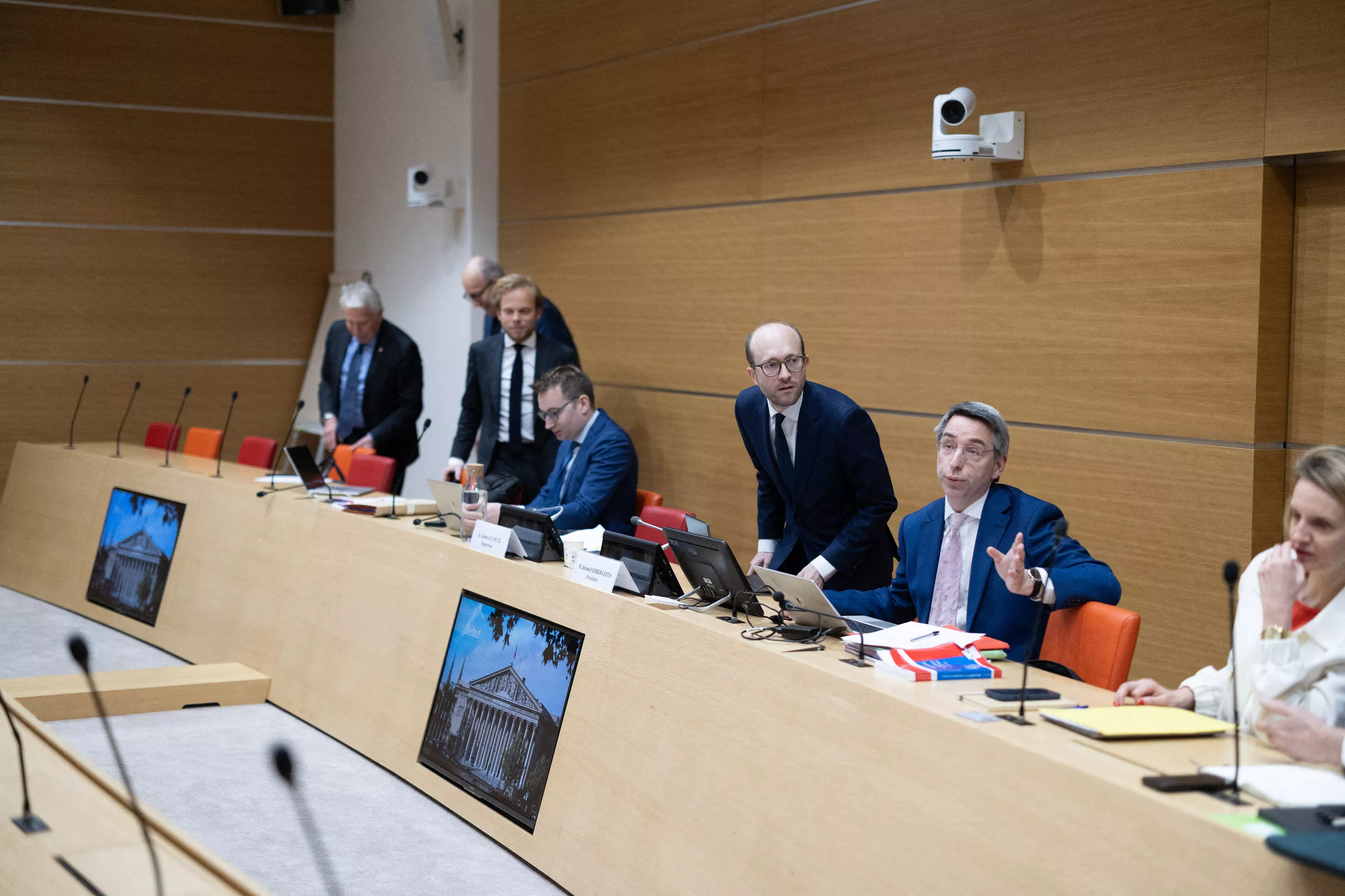 Fusion de chaînes, interdiction des émissions de téléréalité... Les propositions chocs du rapport de Charles Alloncle sur l’audiovisuel public