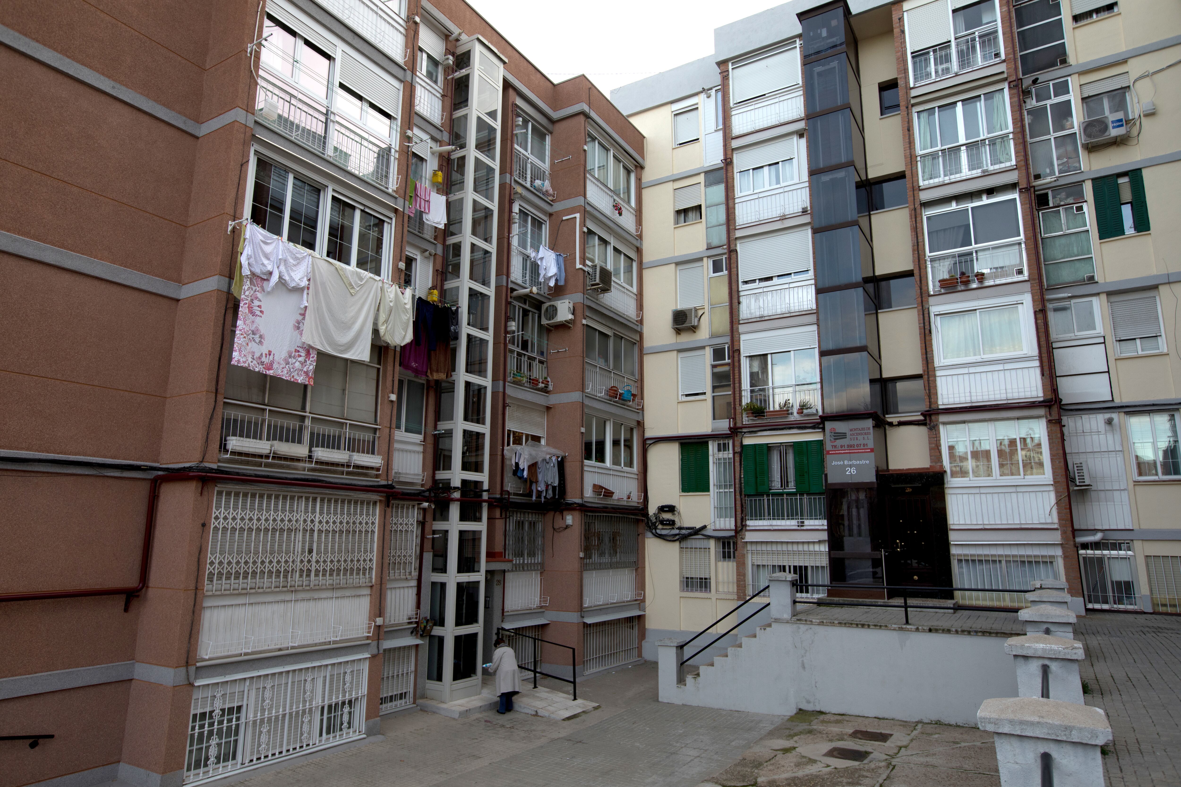 En mi comunidad se va a cambiar el ascensor por otro nuevo, ¿deben contribuir al pago los locales?