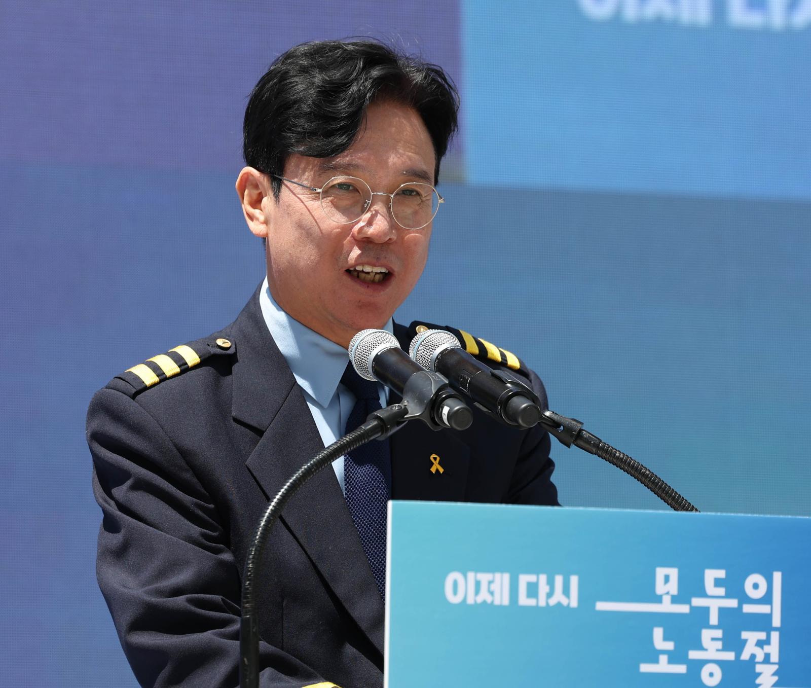 ‘기관사 유니폼’ 다시 입은 고용장관…“노동의 눈 안 변해”