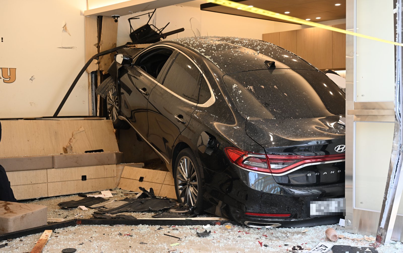 ‘카페 돌진 10명 사상’ 운전자 실형…“급발진 아닌 과실”