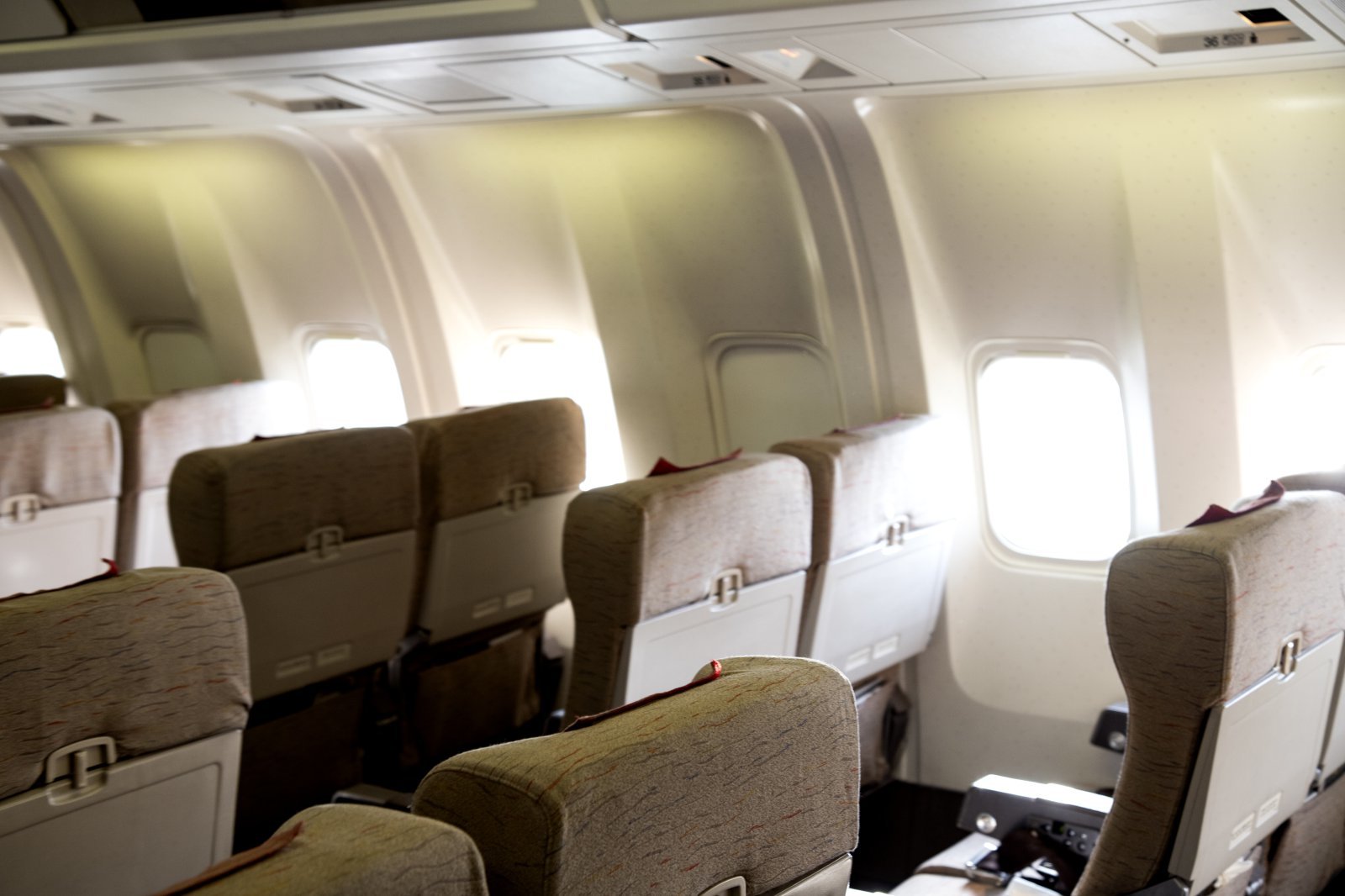 “티켓값 안 내려면 이렇게”…유럽 여객기 선반에 숨어든 남성 ‘빈축’