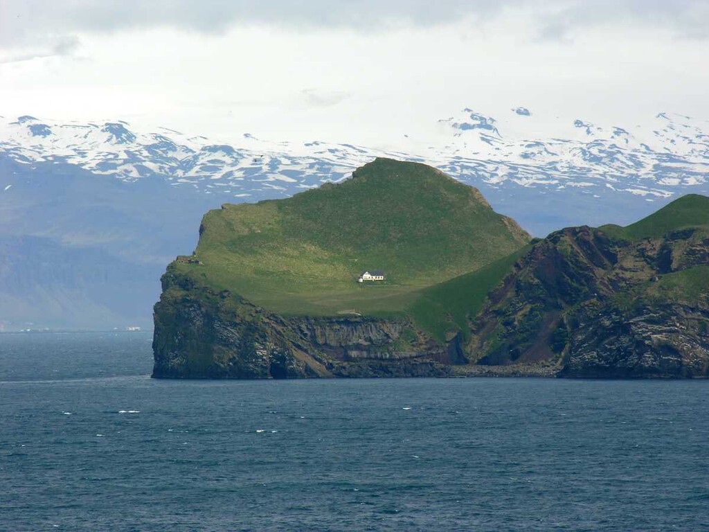 Ni es de Björk ni es un búnker secreto: la fascinante historia real de "la casa más aislada del mundo" que está en Islandia