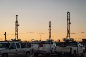 Petróleo brent fecha em queda após bater US$ 126, maior valor em 4 anos