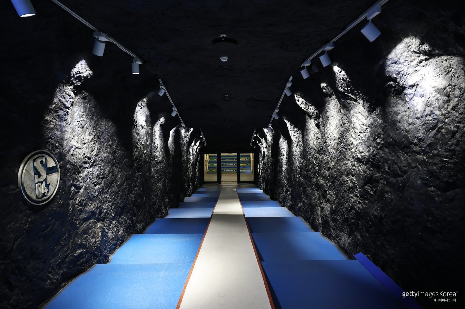 유럽 명문 홈구장 세면실서 시신 발견…24시간 방치 미스터리