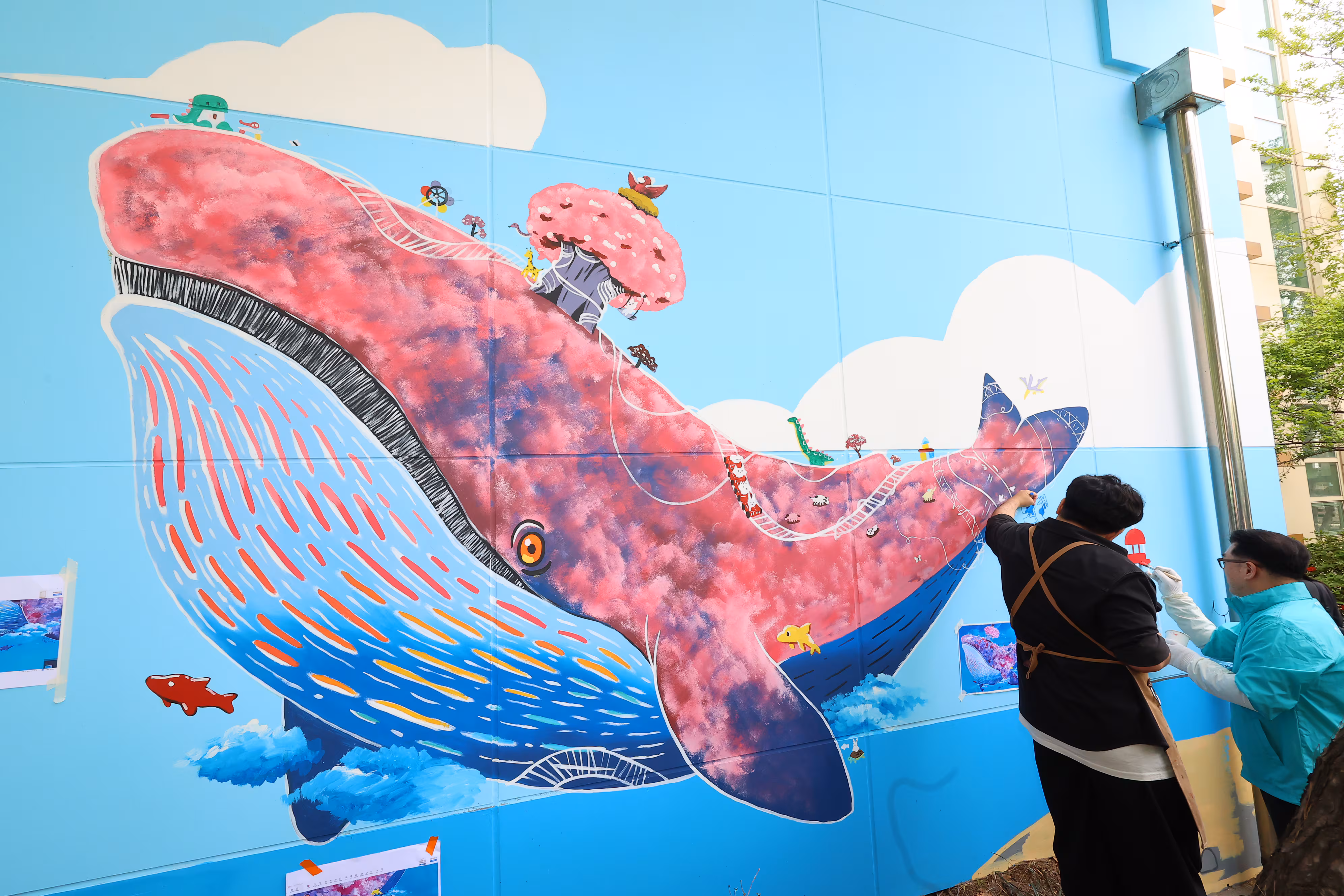 노인문화센터 벽에 그린 분홍색 대왕고래의 꿈
