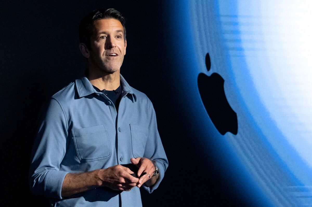 Apple Earnings Become Sideshow With New CEO Ready to Grab Reins