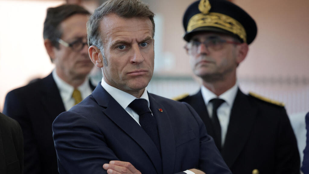 Emmanuel Macron critique les "mabouls" qui veulent "se fâcher avec l'Algérie"