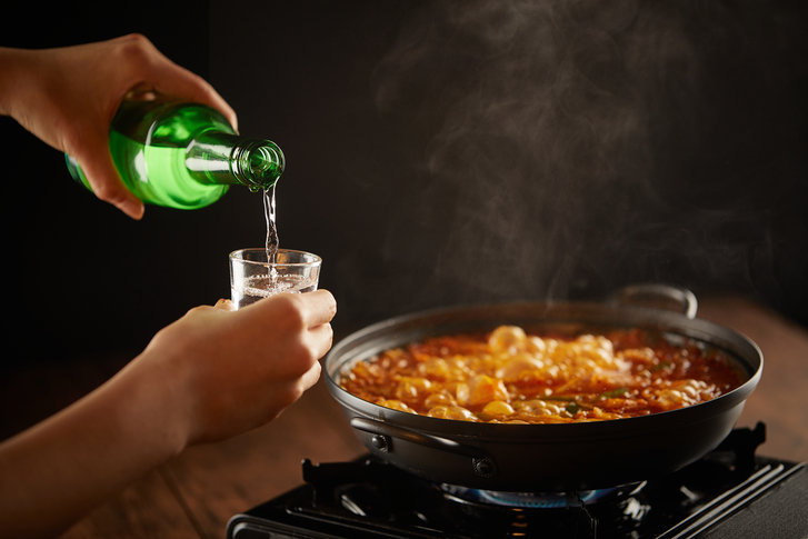 소주 2잔·맥주 1캔은 안전?…뇌 혈류 줄고 피질 얇아져[노화설계]