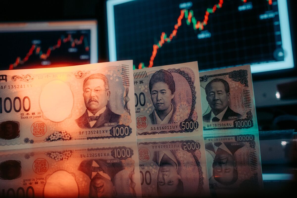 Strategists See Yen Slipping as Ueda Softens Hawkish Tone