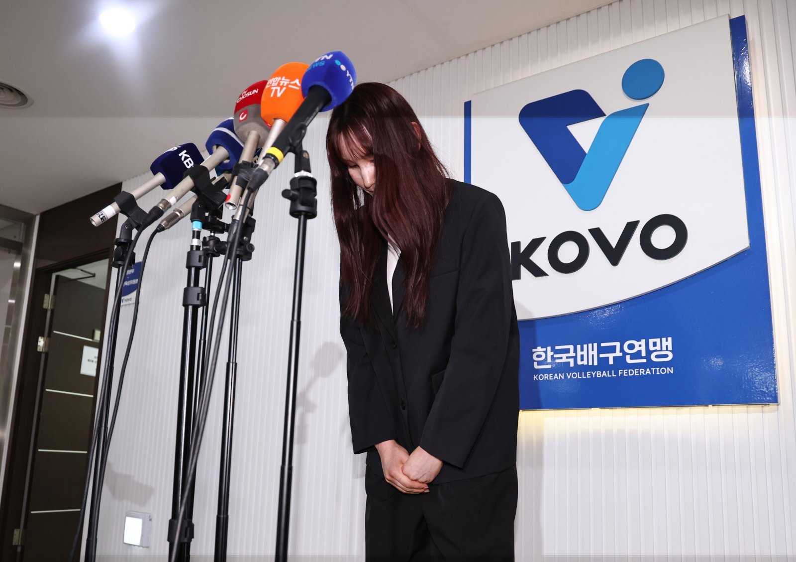 ‘음주운전’ 안혜진, “심려 끼쳐드려 죄송합니다”…고개 숙여 사과