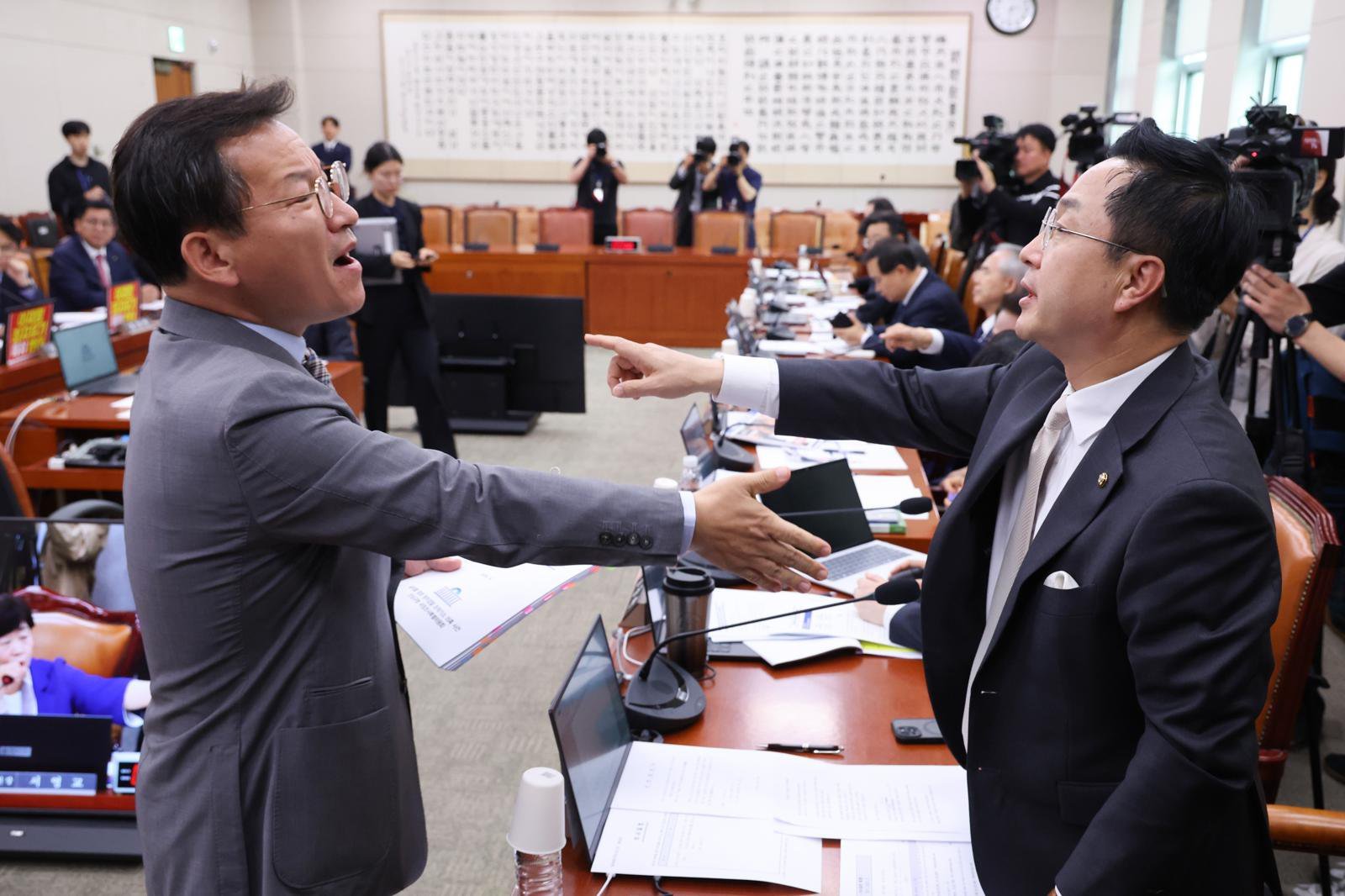 ‘술파티 부인’ 김성태, ‘선서 거부’ 박상용… 국조특위 마친 與, 31명 무더기로 고발