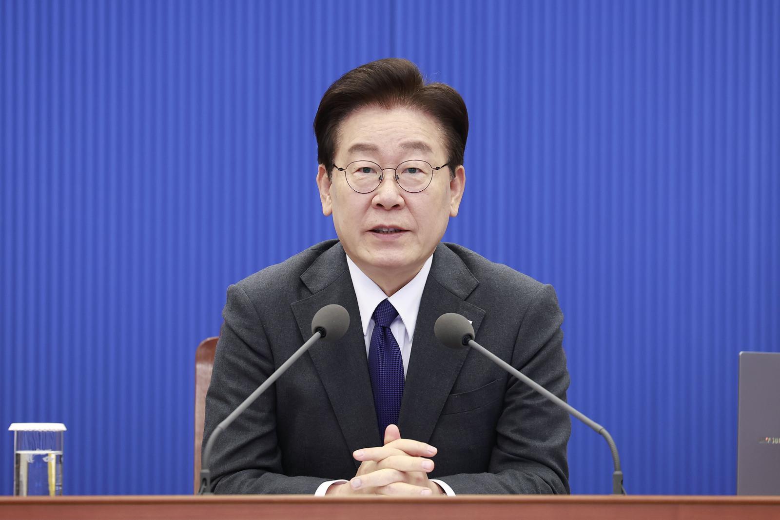 [속보]李 “일부 노조 자신만 살겠다고 과도한 요구…국민들 지탄”